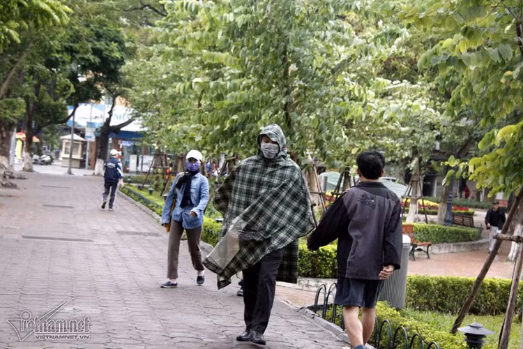 Thậm chí mặc áo mưa đi tập thể dục. 