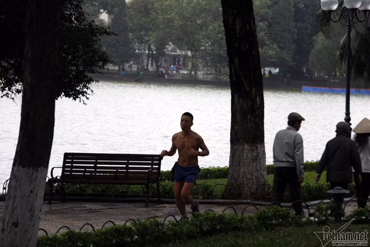 5h sáng, nhiều người Hà Nội bắt đầu tập thể dục như thường lệ. 