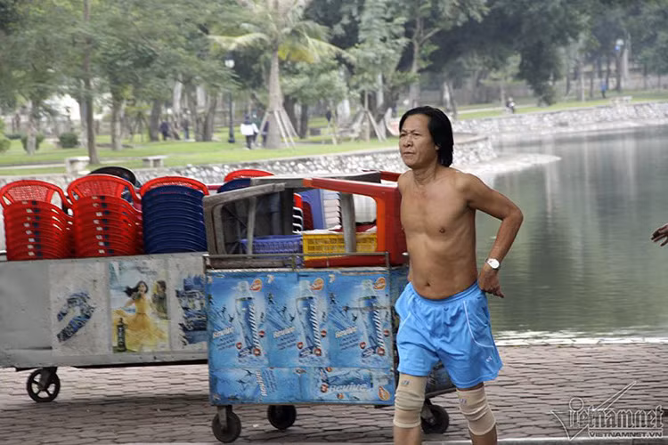 Thời tiết rét không “ăn thua” với dân tập thể dục buổi sáng. 