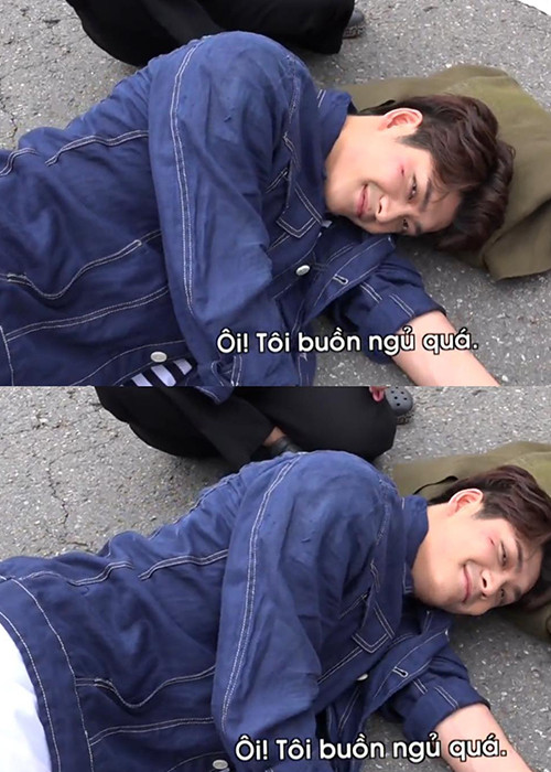 Kang Tae Oh tươi cười khi biết ống kính đang hướng về phía mình ở hậu trường cảnh quay nhân vật Junsu bị tai nạn. (Ảnh: chụp màn hình chương trình Rubic 8)