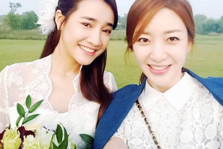 Một số ảnh hậu trường còn gây tò mò về tình tiết của phim. Trong ảnh, nhân vật nữ chính Linh (Nhã Phương) mặc váy cưới dấy lên nghi vấn đám cưới của cô và Junsu. (Ảnh: Fanpage Tuổi thanh xuân)