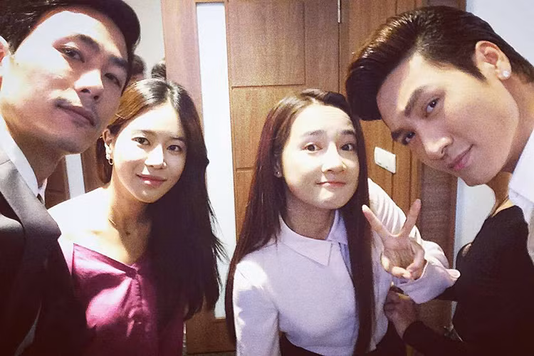 Nhã Phương vui vẻ chụp ảnh cùng Jung Hae Na. Trong "Tuổi thanh xuân 2", hai nữ diễn viên cùng yêu Kang Tae Oh. (Ảnh: Fanpage Tuổi thanh xuân)