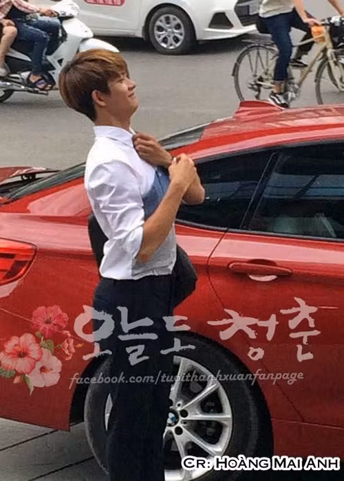 Kang Tae Oh có dáng đứng và biểu cảm đầy hài hước sau một cảnh quay. Ở phần 2 "Tuổi thanh xuân", mỹ nam xứ Hàn tiếp tục đảm nhận vai nhân vật nam chính Junsu. (Ảnh: Fanpage Tuổi thanh xuân)