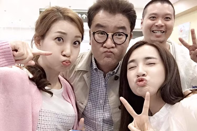 Những hình ảnh vui nhộn của dàn diễn viên phim " Tuổi thanh xuân 2" đằng sau mỗi cảnh quay cũng khiến nhiều người thích thú. (Ảnh: Facebook Nhã Phương)