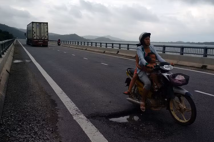 Đoạn đường qua cầu An Khê, đường dẫn cầu vượt đường sắt ở Km 1109+974 cũng bị xuống cấp.