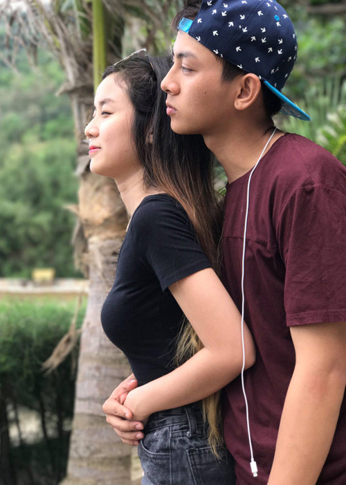 Hoài Lâm từng tiết lộ câu chuyện tình giữa anh và Hoàng Ngọc. Theo đó, cả hai gặp nhau vào 5 năm trước khi mà nam ca sĩ ở độ tuổi 16 còn Hoàng Ngọc mới chỉ 14 tuổi. (Ảnh: Facebook nhân vật)