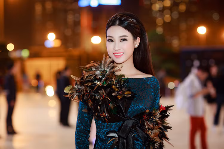 Cách trang điểm và làm tóc quý phái cũng tạo nên sự sang trọng và quyền quý cho người đẹp sinh năm 1996. 