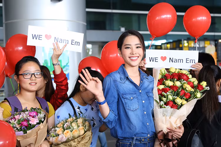 Chia sẻ về sự cố phần thi ứng xử trong đêm chung kết vừa qua, Nam Em không trách móc gì người phiên dịch. 