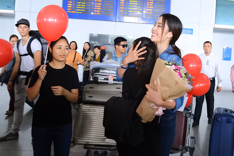 Nhiều fans của Nam Em đã có mặt từ rất sớm để chào đón top 8 cuộc thi Hoa hậu Trái đất 2016 trở về. 