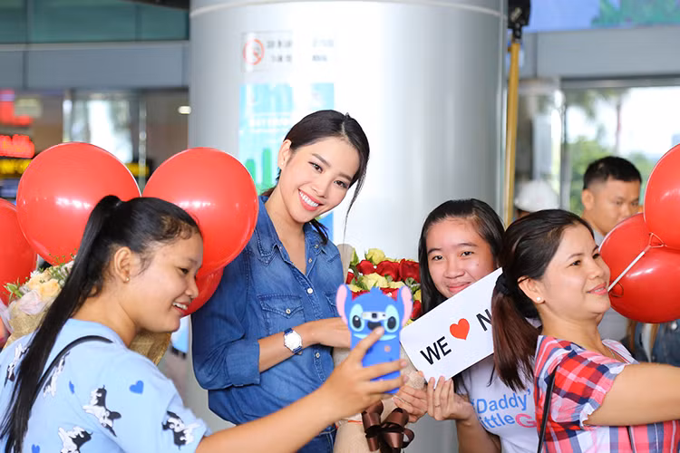 Sau sự cố phiên dịch, Nam Em đã nhanh chóng lấy lại tinh thần và giữ được nụ cười thường trực trên môi. 