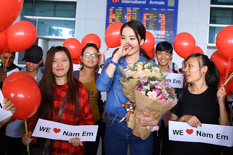 Người đẹp sinh năm 1996 xúc động trước tình cảm của người hâm mộ. 