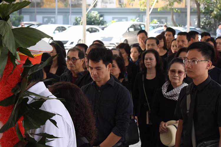 Danh hài Xuân Bắc nén nỗi đau hòa vào dòng người đến đưa tiễn nghệ sĩ Phạm Bằng.