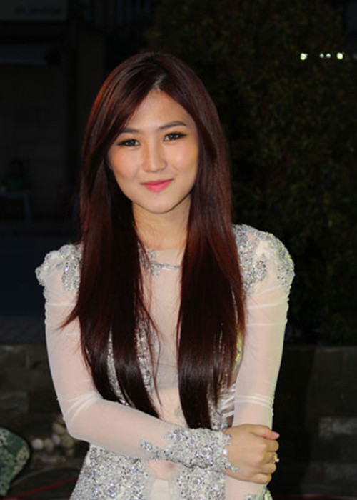 Vốn quen thuộc với gương mặt bầu bĩnh, đáng yêu, tại một sự kiện vào tháng 4/2013, Hương Tràm bất ngờ xuất hiện với vẻ thon gọn. (Ảnh: Infonet)