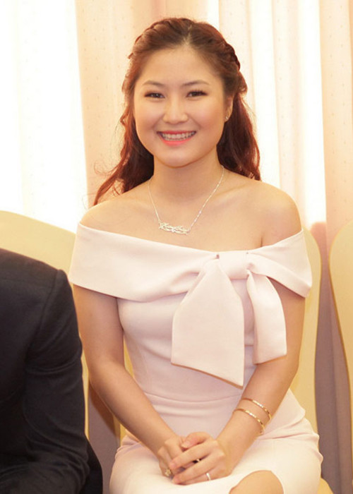 Sau cuộc thi, nữ ca sĩ gốc Nghệ An gây ấn tượng bởi phong cách thời trang nữ tính, ngọt ngào, tiểu thư. (Ảnh: VTC News)