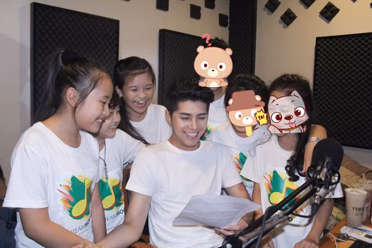 Trong liveshow kỷ niệm 7 năm ca hát của Noo Phước Thịnh, dàn thí sinh The Voice Kids không ngại đường xa đến hòa giọng cùng thầy. (Ảnh: Facebook Noo Phước Thịnh)