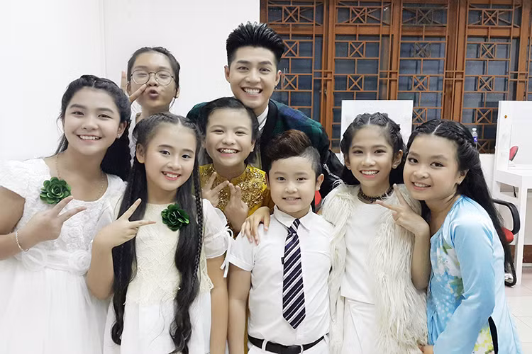 Noo Phước Thịnh được các học trò rất quý mến. (Ảnh: Facebook Noo Phước Thịnh)