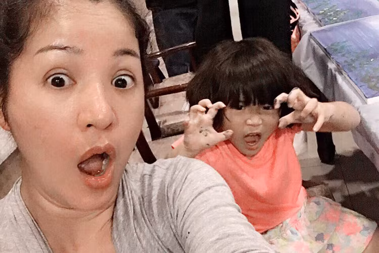 Bé Nguyệt Cát luôn là chỗ dựa tinh thần vững chắc của nữ danh hài. (Ảnh: Facebook nhân vật)