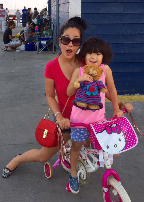 Thúy Nga vui vẻ chơi đùa cùng bé Nguyệt Cát. Không khó để nhận ra, cô dần lấy lại tinh thần. (Ảnh: Facebook nhân vật)