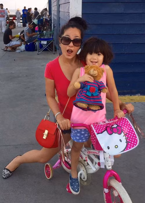 Thúy Nga vui vẻ chơi đùa cùng bé Nguyệt Cát. Không khó để nhận ra, cô dần lấy lại tinh thần. (Ảnh: Facebook nhân vật)