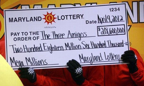 Thac mac nguoi deo mat na nhan giai xo so Vietlott