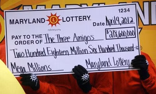 Thac mac nguoi deo mat na nhan giai xo so Vietlott