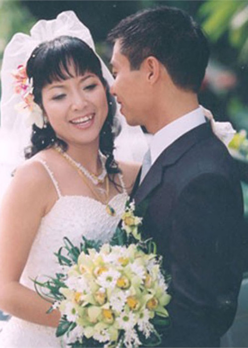 Sau khi chia tay người vợ đầu tiên, Công Lý có tình cảm với MC Thảo Vân. Năm 2004, đám cưới lần 2 của nam danh hài diễn ra trong sự chúc phúc của khán giả. Năm 2005, bé Tít - trái ngọt của tình yêu giữa Công Lý và MC Thảo Vân chào đời. (Ảnh: Gia đình và xã hội) 