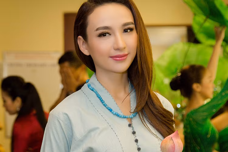  Hoa hậu Ngọc Diễm vừa tham gia đêm nhạc mừng 35 năm ngày thành lập Giáo hội Phật giáo Việt Nam. 