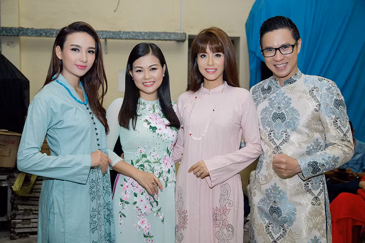 Trong đêm nhạc, Ngọc Diễm còn vui vẻ chụp ảnh cùng diễn viên Băng Châu (thứ ba trên trái) và MC Anh Quân. 