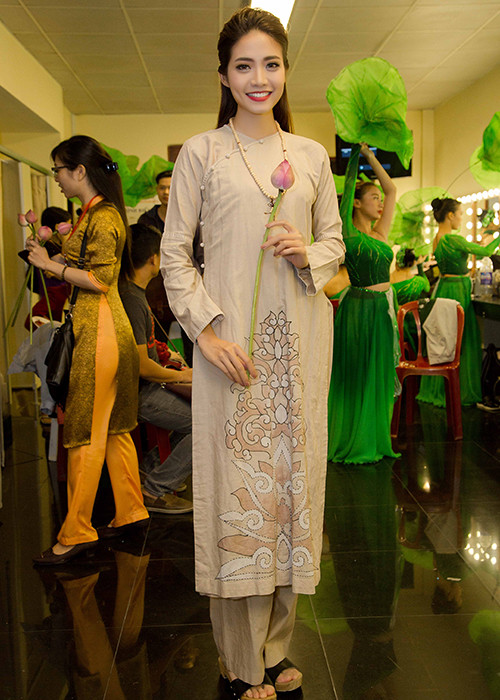 Cùng với Ngọc Diễm, Hoa hậu Biển Ninh Hoàng Ngân cũng tham gia đêm nhạc về Phật giáo. Sau khi lấy chồng, cô ít xuất hiện trước truyền thông. 