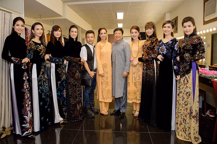 Đêm nhạc về Phật giáo vừa qua còn quy tụ nhiều mỹ nhân Vbiz: người mẫu Thúy Hạnh, Hoa hậu Quý bà Việt Nam 2009 Hoàng Yến, diễn viên Hiền Mai, á hậu Diễm Châu...