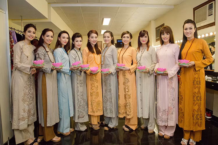 Hiện tại, người đẹp sinh năm 1987 là một trong những nữ MC đắt show của Vbiz. 