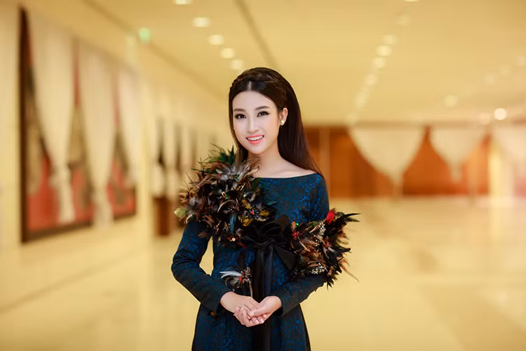 Lần xuất hiện thứ 2 tại VIFW 2016 của Đỗ Mỹ Linh vẫn thu hút sự chú ý của ống kính máy ảnh. 