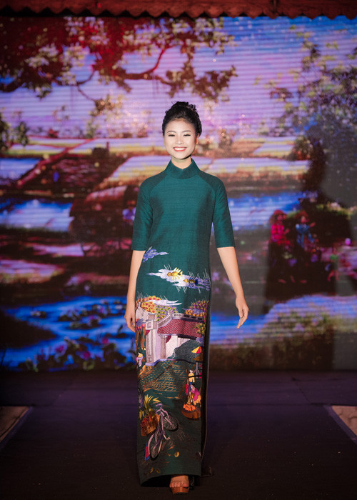 Ngoài BST “Những cánh hạc bay”, nghệ nhân áo dài Lan Hương còn mang đến đêm diễn BST “Hà Nội bốn mùa hoa” và “Cổng làng”. 