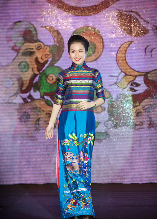 BST “Hà Nội bốn mùa hoa” gồm các mẫu áo dài mang gam màu lãng mạn còn BST “Cổng Làng” gợi nhớ về những nét đẹp của kiến trúc xưa Hà Nội. 