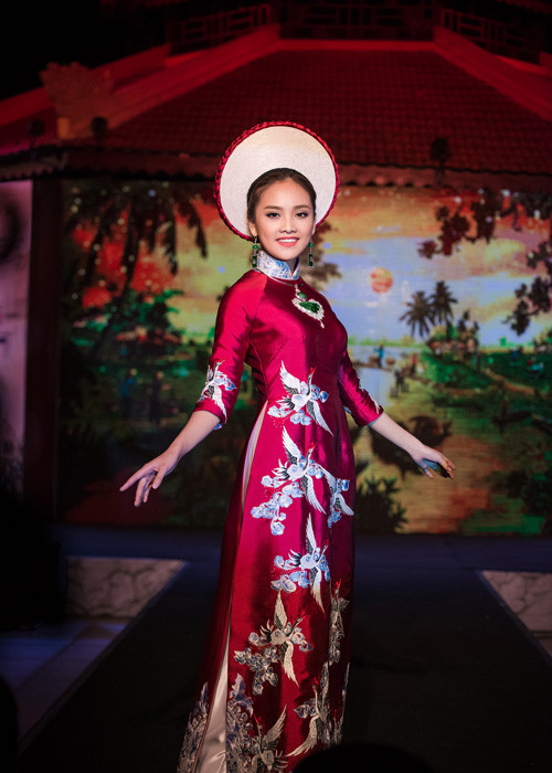 Người đẹp bước ra cuộc thi Hoa hậu Việt Nam 2016 là tâm điểm trong buổi trình diễn thời trang. 