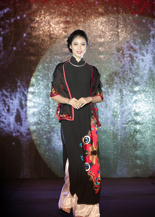 Hoạt động trình diễn thời trang có sự tham gia của NTK Lan Hương được kết hợp với buổi chiếu phim ngoài trời “Taxi, em tên gì?”. 