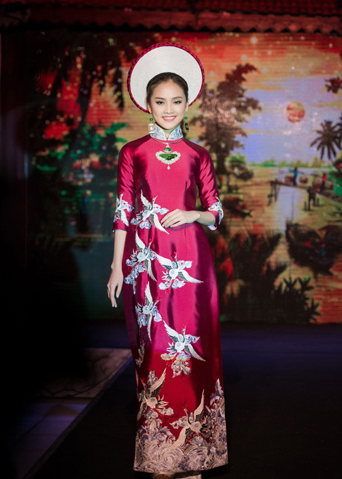 Tố Như diện trang phục áo dài 39 cánh hạc bay nằm trong BST “Những cánh hạc bay” của nghệ nhân áo dài Lan Hương. 