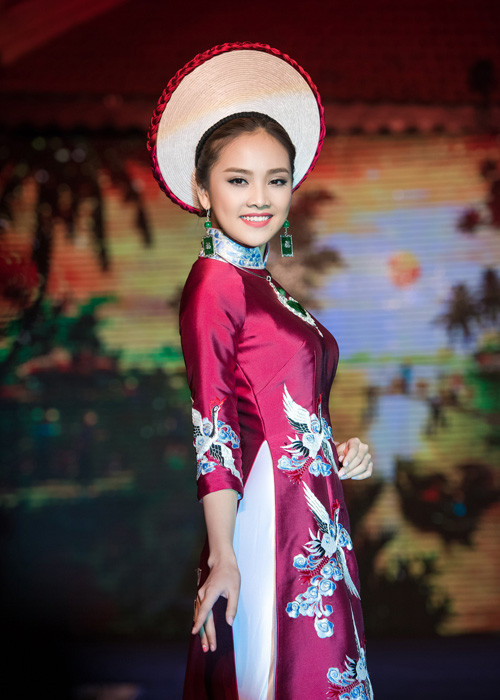 Với BST “Những cánh hạc bay”, NTK Lan Hương mong muốn gửi niềm hạnh phúc tới tất cả khán giả và sự thành công đến Liên hoan phim Quốc tế Hà Nội 2016. 