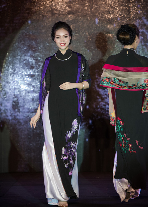 Các bộ sưu tập khiến nhiều khán giả trầm trồ bởi sự tinh tế trong từng họa tiết, đường kim mũi chỉ. 