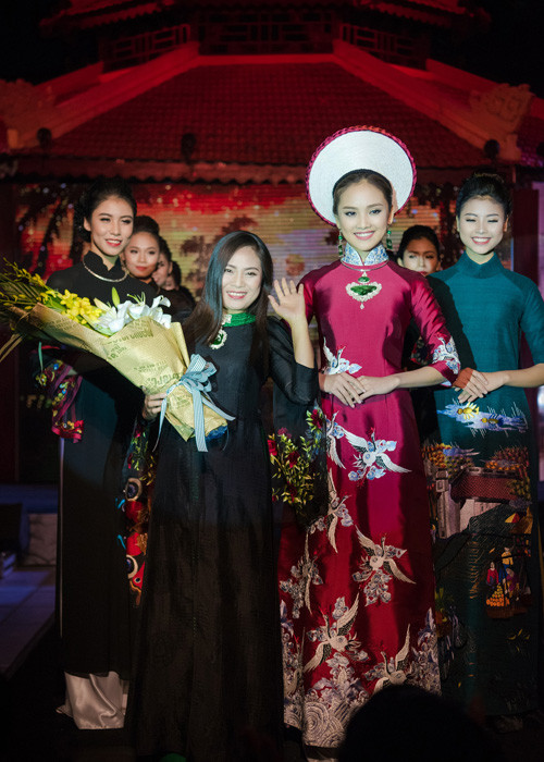 Làm vedette cho buổi trình diễn thời trang của NTK Lan Hương là Tố Như (thứ hai bên phải) - người đẹp từng lọt top 10 cuộc thi Hoa hậu Việt Nam 2016. 