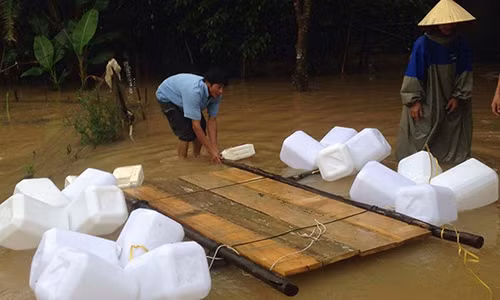 Người dân kết bè đưa bệnh nhân đi bệnh viện.