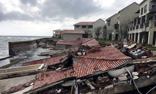 Chính quyền Hội An chi hàng chục tỷ đồng để kè chắn nhưng sóng vẫn đánh tan.