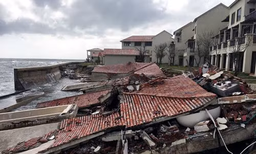 Chính quyền Hội An chi hàng chục tỷ đồng để kè chắn nhưng sóng vẫn đánh tan.