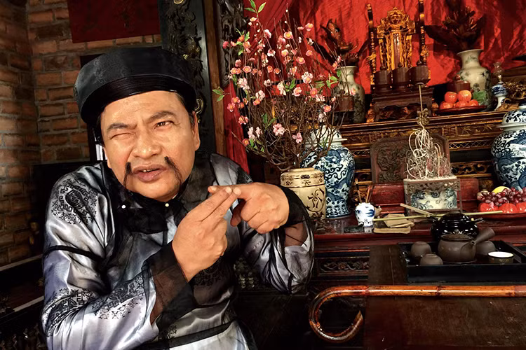 Trên trang cá nhân, đạo diễn Phạm Đông Hồng tiết lộ nhân vật của diễn viên Quốc Anh trong “Chôn nhời 4” vẫn là lý trưởng. (Ảnh: Facebook đạo diễn Phạm Đông Hồng)