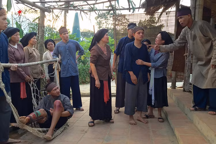 Hiệp Gà (ngoài cùng bên phải) cũng trở lại với vai thầy lang trong phần mới của series phim hài Tết “Chôn nhời”. (Ảnh: Facebook đạo diễn Phạm Đông Hồng)