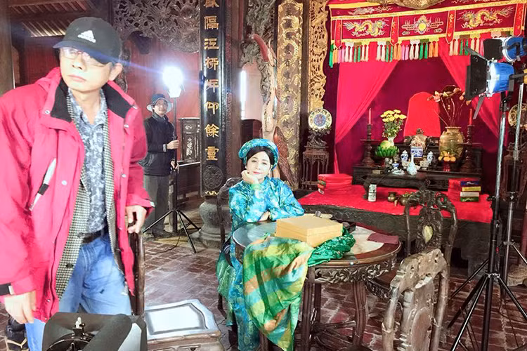 “Chôn nhời 4” thiếu vắng sự xuất hiện của nghệ sĩ Phạm Bằng với vai quan tri phủ. Trước khi qua đời, ông vốn gắn bó với series phim hài Tết này. (Ảnh: Facebook đạo diễn Phạm Đông Hồng)