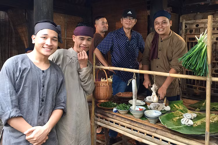 Dàn viên viên “Chôn nhời 4” chụp ảnh cùng đạo diễn Phạm Đông Hồng (thứ hai bên phải) ở hậu trường. (Ảnh: Facebook đạo diễn Phạm Đông Hồng)