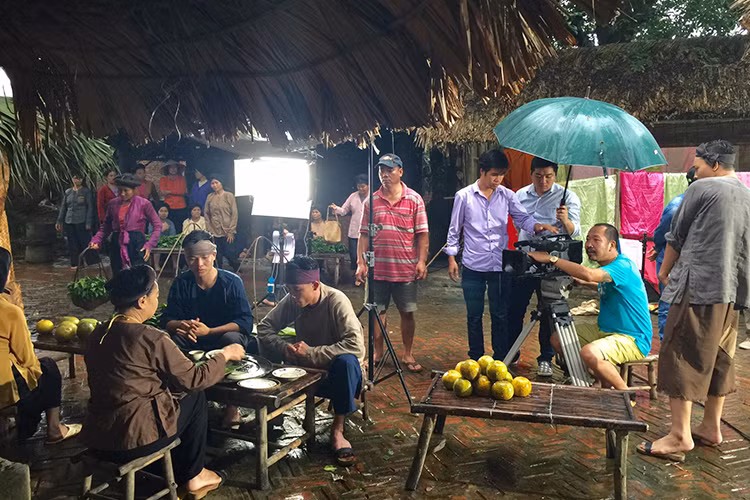 Dù trời vừa mưa vừa lạnh, đoàn làm phim hài Tết 2017 “Chôn nhời 4” của đạo diễn Phạm Đông Hồng vẫn miệt mài ghi hình. (Ảnh: Facebook đạo diễn Phạm Đông Hồng)