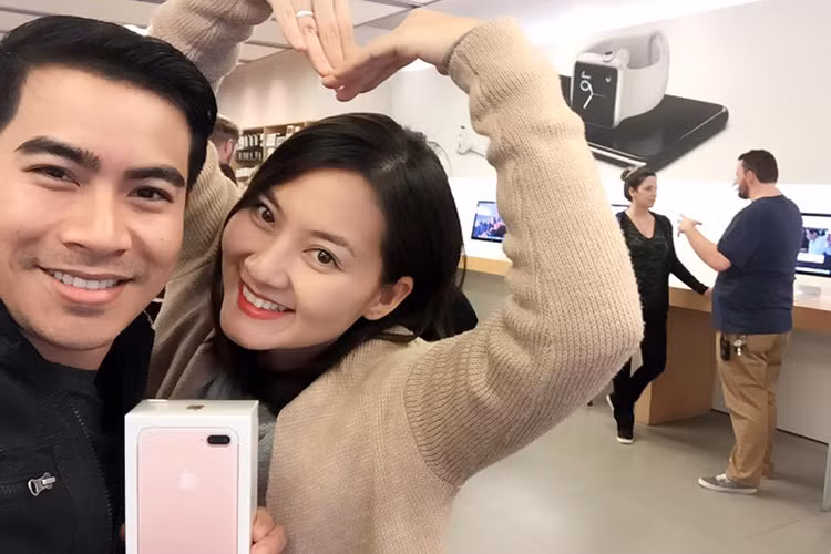 Còn nhớ, vào cuối tháng 7 vừa qua, Ngọc Lan - Thanh Bình đã tổ chức lễ đính hôn sau hơn nửa năm công khai hẹn hò. (Ảnh: Facebook nhân vật)