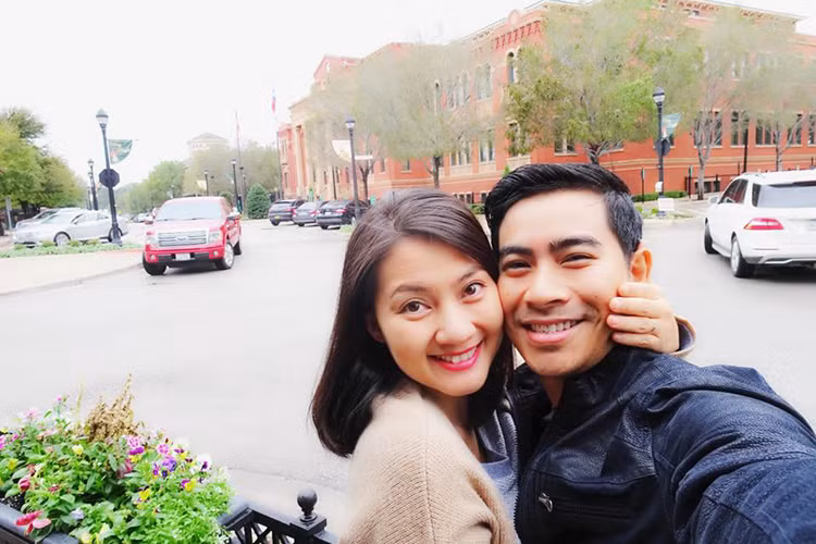 Sau đám hỏi, đôi trai tài gái sắc có nhiều khoảnh khắc bình dị nhưng ngọt ngào hạnh phúc bên nhau. (Ảnh: Facebook nhân vật)